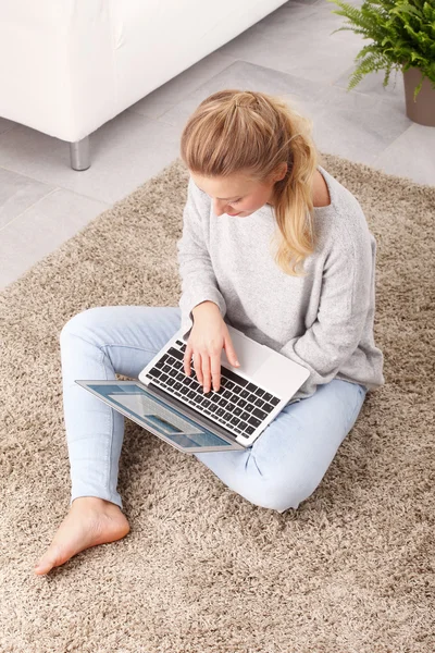 Giovane studente con laptop — Foto Stock