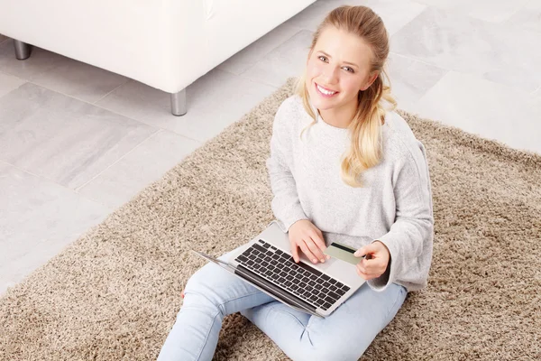 Mulher usando laptop em casa — Fotografia de Stock