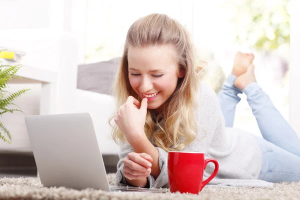 Young woman checking e-mails on laptop — Stock Photo, Image