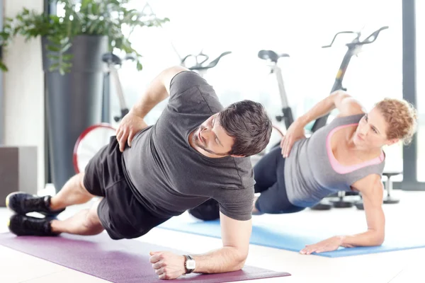 Couple  exercising in a fitness center. — Stock Photo, Image