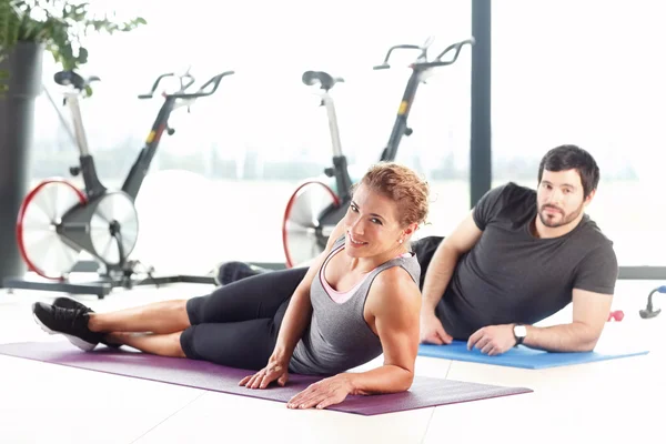 Treino no clube de fitness — Fotografia de Stock