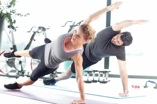 Homem e mulher fazendo exercícios de prancha — Fotografia de Stock