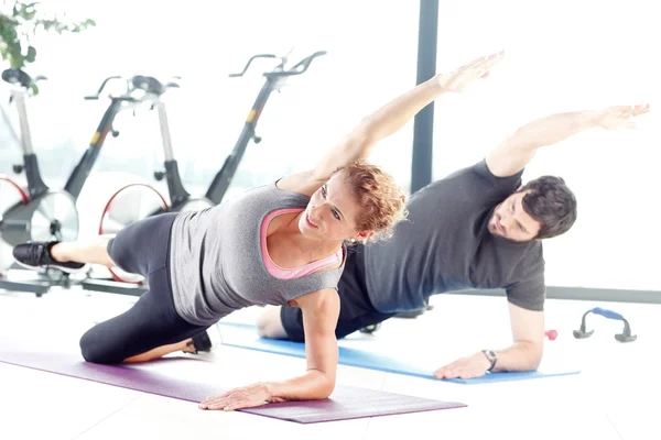 Hombre y mujer haciendo ejercicios de tablón —  Fotos de Stock