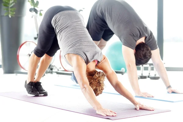 Man and woman training together at the gym. — Stock Photo, Image