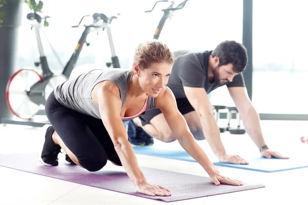 Man and woman training together at the gym. — Stock Photo, Image