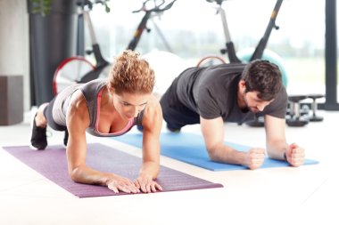 Erkek ve kadın birlikte spor salonunda eğitim