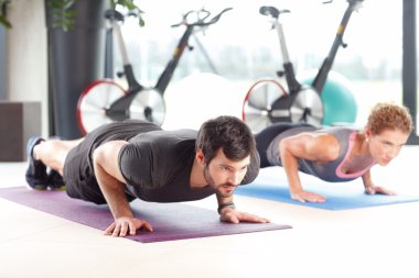 Kadın ve gönderme yapan erkek ups spor salonunda.