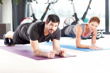 Erkek ve kadın birlikte spor salonunda eğitim