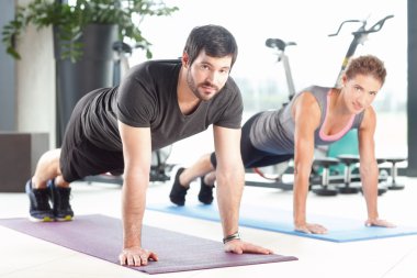 Erkek ve kadın birlikte spor salonunda eğitim