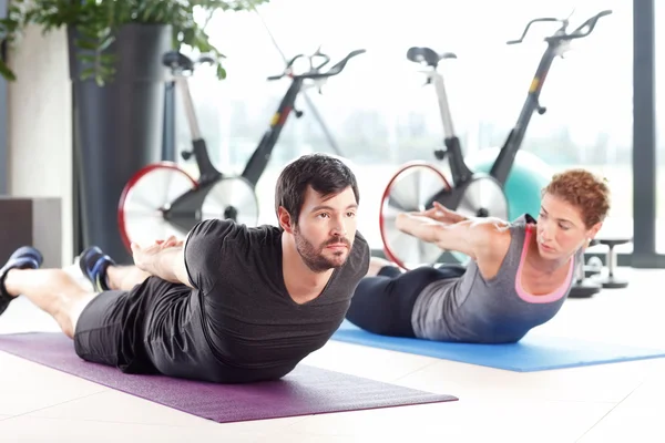 Hombre y mujer entrenando juntos — Foto de Stock