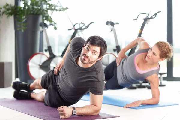 Treinamento de pessoas esportivas juntos — Fotografia de Stock