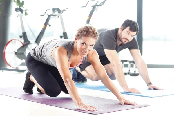 Hombre y mujer entrenando juntos —  Fotos de Stock