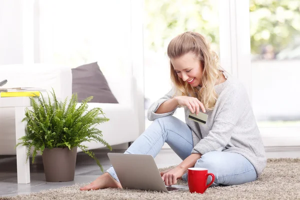 Femme à la maison avec ordinateur portable — Photo