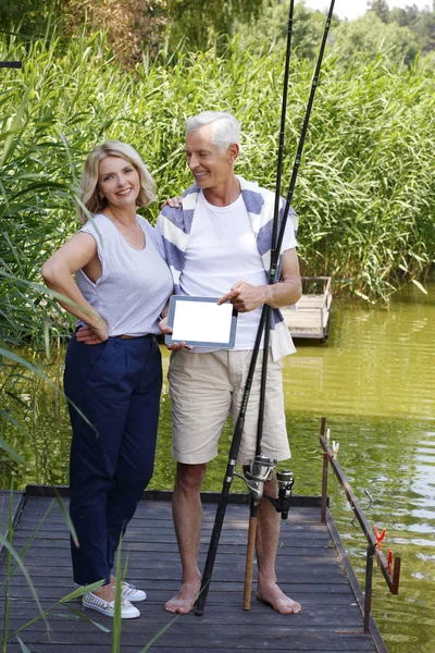 Senior couple standing on pier — Stock Photo, Image