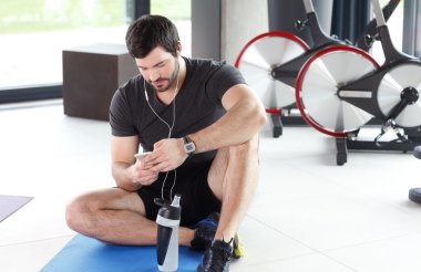Adam fitness egzersiz yaptıktan sonra rahatlatıcı