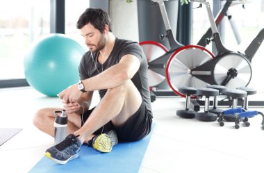 Workou iplik sonra spor salonunda oturan adam