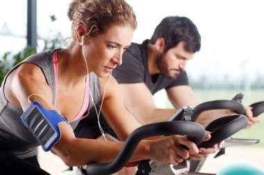Bir spinning dersi katılan spor salonu üyeler