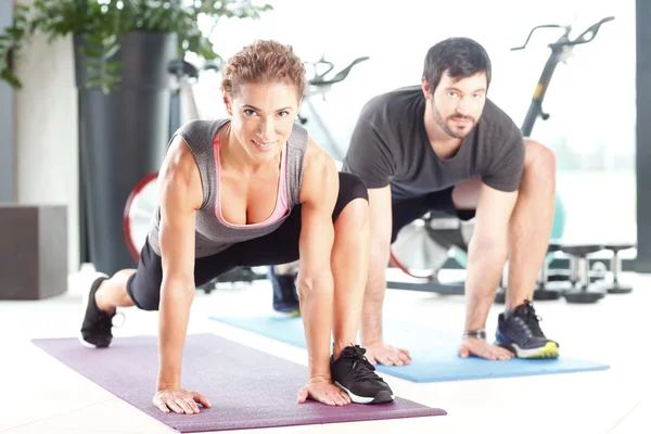 Hombre y mujer entrenando juntos — Foto de Stock