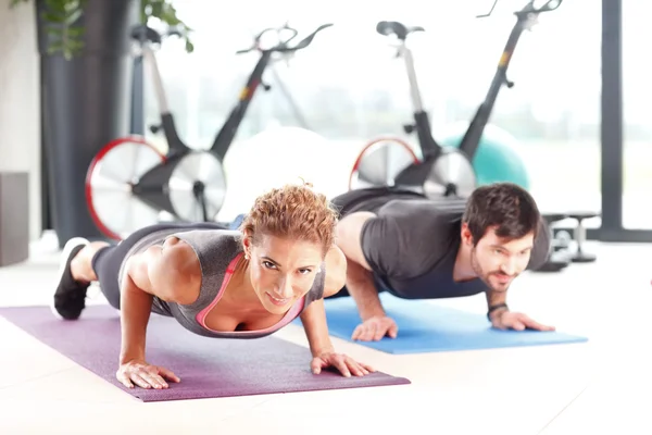 Fitness instructors doing push ups — Stock Photo, Image