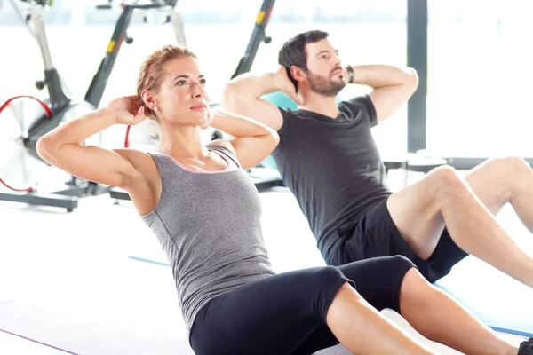 Människor träning tillsammans på gym — Stockfoto