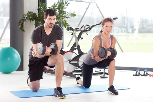 Entrenamiento para hacerse muscular en el gimnasio — Foto de Stock