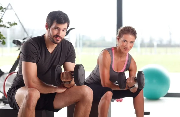 Pelatihan untuk menjadi berotot di gym — Stok Foto