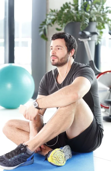 Mann entspannt sich nach Fitnesstraining — Stockfoto