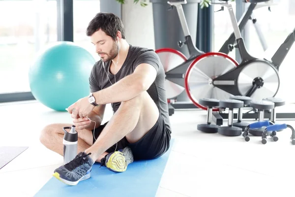 Mann entspannt sich nach Fitnesstraining — Stockfoto