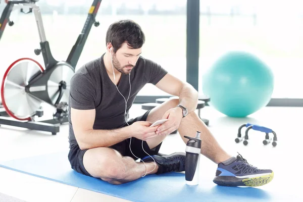 Man avkopplande efter fitnessutövaren — Stockfoto