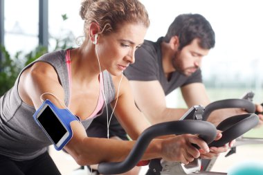 Bir spinning dersi katılan spor salonu üyeler
