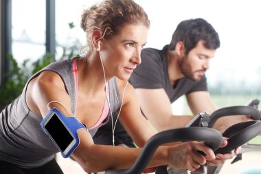 Bir spinning dersi katılan spor salonu üyeler