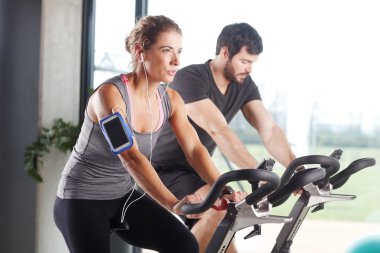 Bir spinning dersi katılan spor salonu üyeler