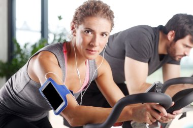 Bir spinning dersi katılan spor salonu üyeler