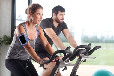 Bir spinning dersi katılan spor salonu üyeler