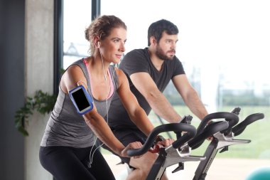 Bir spinning dersi katılan spor salonu üyeler