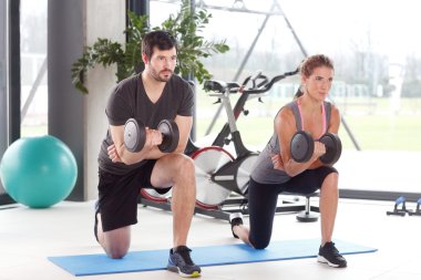 Kadın ve adam barbell kaldırma