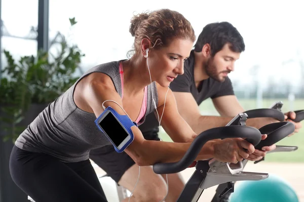 Bir spinning dersi katılan spor salonu üyeler