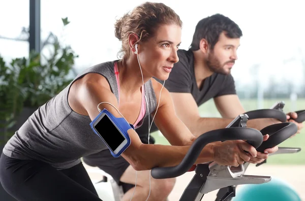 Bir spinning dersi katılan spor salonu üyeler