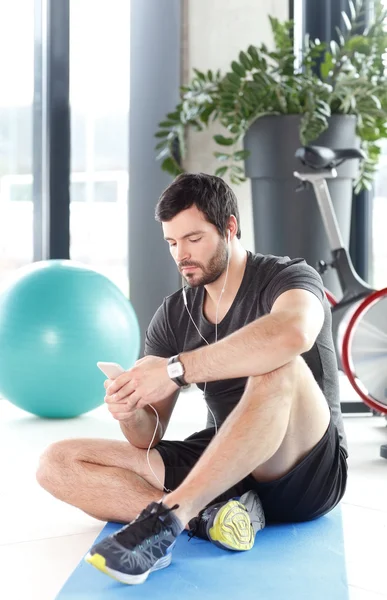 Homme relaxant après l'entraînement de fitness — Photo