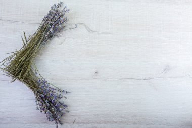 Lavanta Kapat'kadar alanı olan ahşap arka plan üzerinde çiçekler