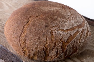 doğal siyah ekmek üzerinde ahşap masa