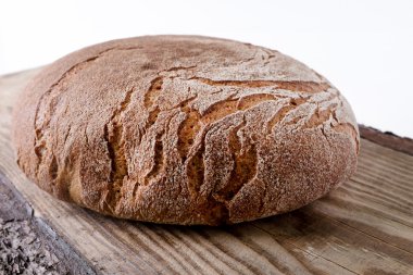 doğal siyah ekmek üzerinde ahşap masa