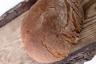 doğal siyah ekmek üzerinde ahşap masa