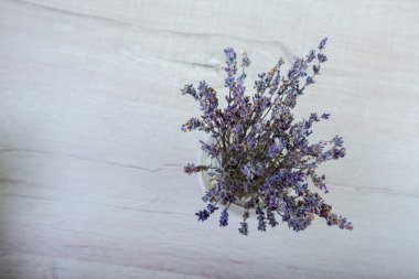 Lavanta Kapat'kadar alanı olan ahşap arka plan üzerinde çiçekler