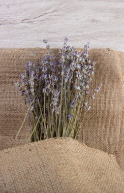 Lavanta Kapat'kadar alanı olan ahşap arka plan üzerinde çiçekler