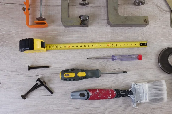 Werkzeuge für Tischlerarbeiten und Renovierungen hängen an einem Wirbelbrett mit Kopierraum — Stockfoto