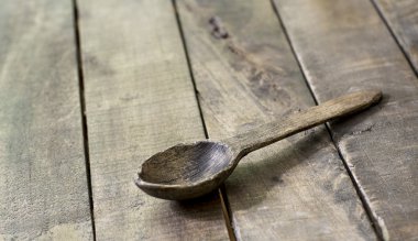 kaşık masa üzerinde 