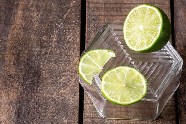 ahşap masa üzerinde taze limon