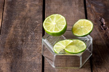 ahşap masa üzerinde taze limon