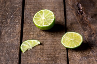 ahşap masa üzerinde taze limon